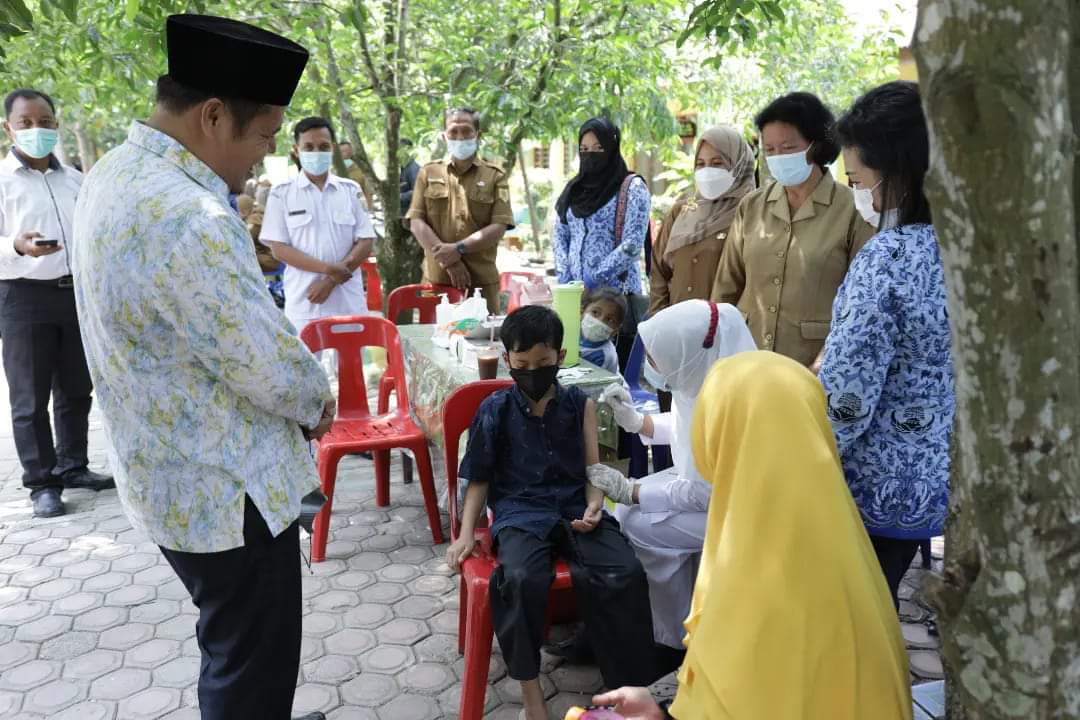 Wakil Bupati Labusel tinjau vaksinasi Merdeka di Madrasah Ibtidaiyah Negeri  Kotapinang