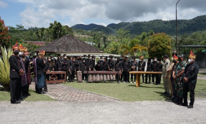 Masyarakat  Datangi Rumah Bupati dan Serahkan Tanah & Air dari Pakpak