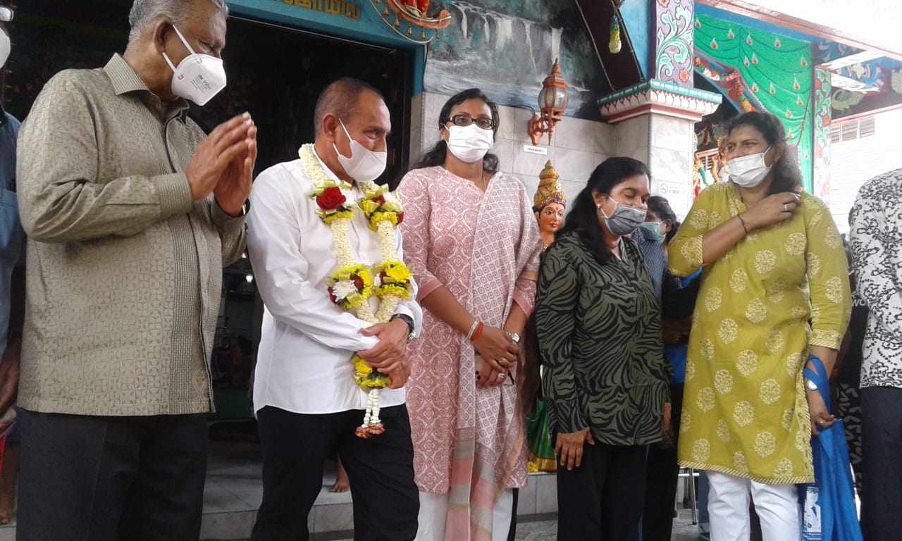 Gebernur Sumut Edi Rahmayadi Hadiri Pembagian Paket Sembako di Kuil Shri Mariaman Medan