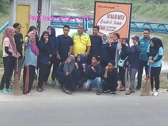 Jumat Bersih, Camat Sei Rampah bersama Mahasiswa Gotong- Royong Benahi Bantaran Sungai