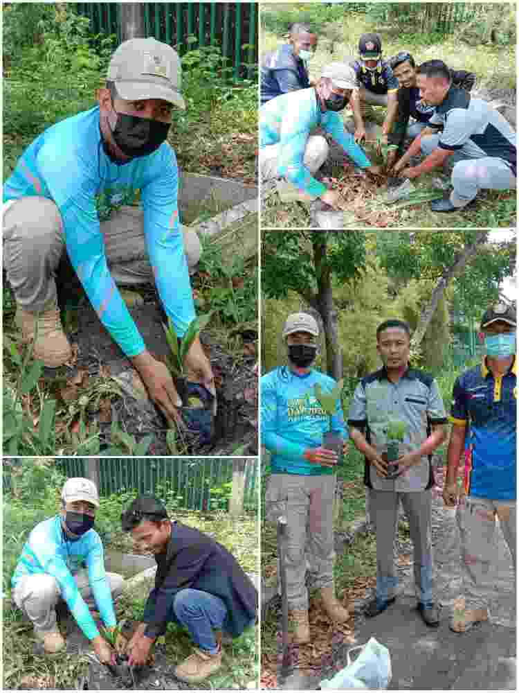 Lurah Buluh Kasap Ganda Prawiranata dan M.Budianto dari JEMAD  Tanam Pohon Manggis dan Pinang Batara