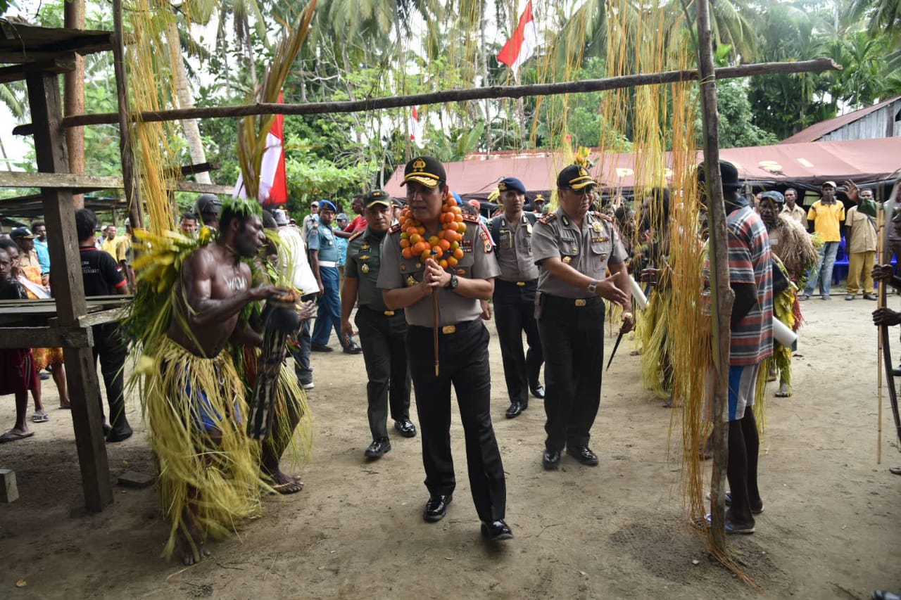 Kapolda Papua bersama Rombongan Kunjungi Kampung ATM Distrik Kabupaten Sarmi
