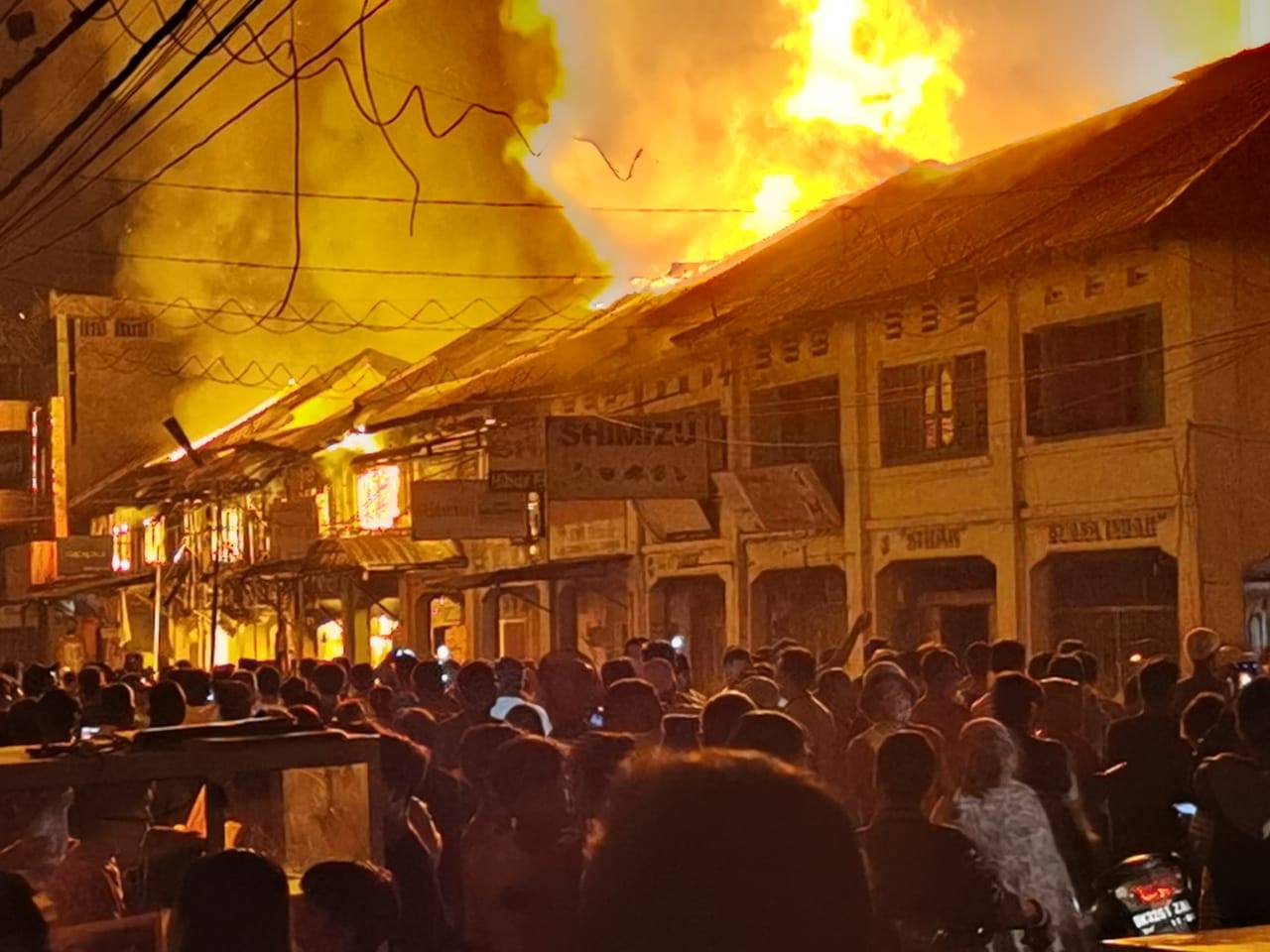 Polres Labuhanbatu bantu pemadam kebakaran Pusat Pertokoan di Kotapinang