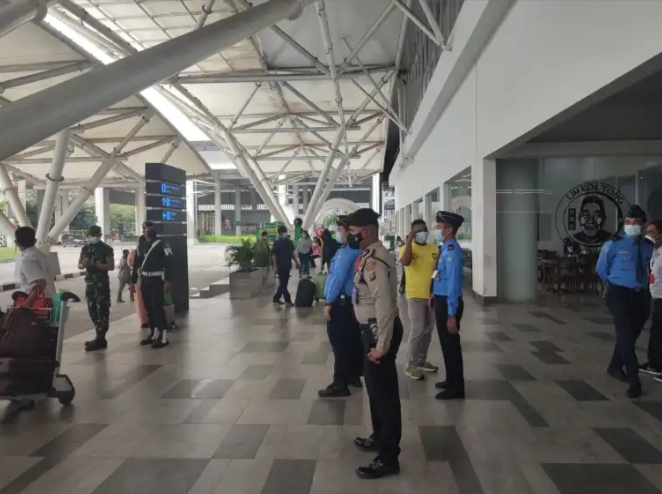 Polsek Kawasan Bandara Kualanamu Lakksanakan Monitoring Masker dan Patroli Di Areal Bandara KNIA