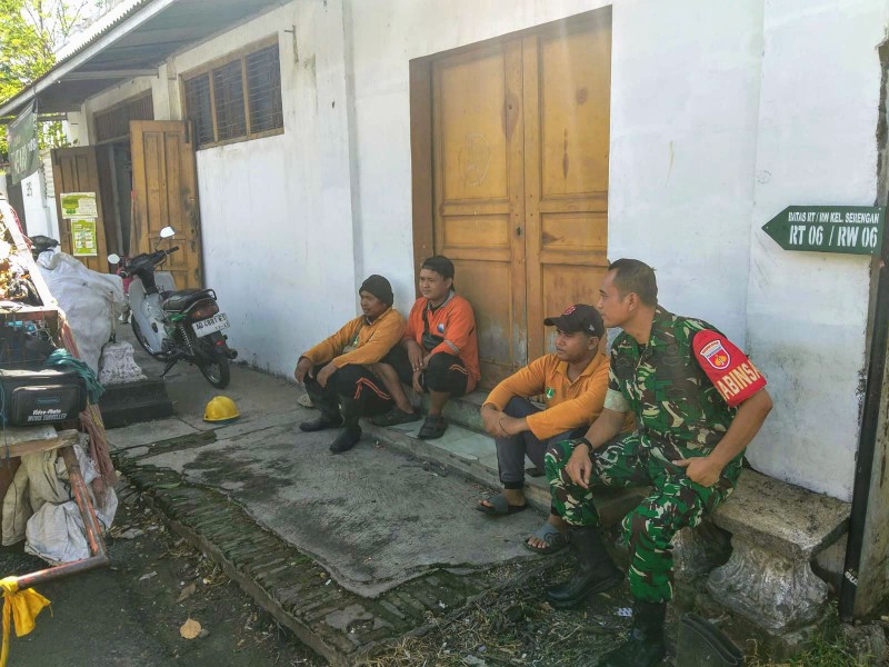 Babinsa Serengan Ajak Warga Jaga Kebersihan Demi Masa Depan yang Lebih Baik