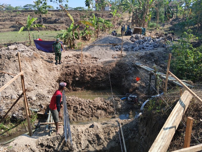 Babinsa Kawal Pembangunan Jembatan Beton, Akses Penghubung Karangmalang–Kedawung Segera Terwujud