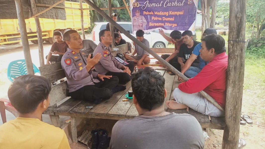 Polsek Medang Kampai Melaksanakan Kegiatan Jumaat Curhat Kedai Jumari RT 04.Kelurahan Pelintung