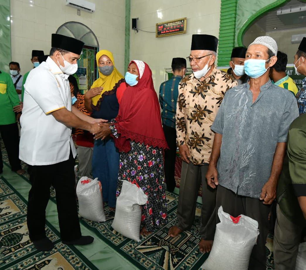 Bupati Zahir Salurkan Zakat Kelompok Tani Desa Tanjung Kubah Kepada Lansia Dan Warga Kurang Mampu