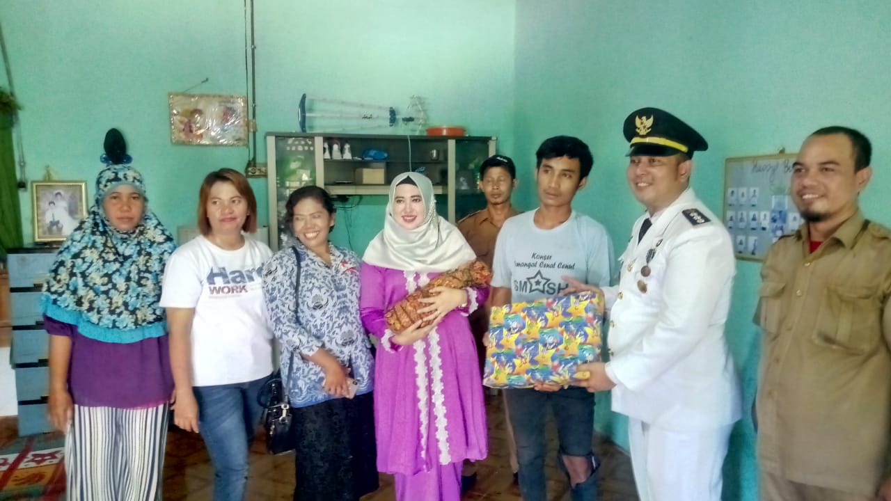 Camat Tanjung Beringin Kunjungi Pasutri Lahirkan Putra di HUT RI ke-74 Tahun