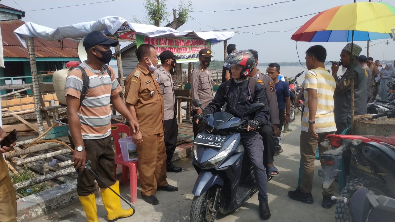 Polsek Panai Tengah Melakukan Kegiatan Penyemprotan Disinfektan dan Pembagian Masker
