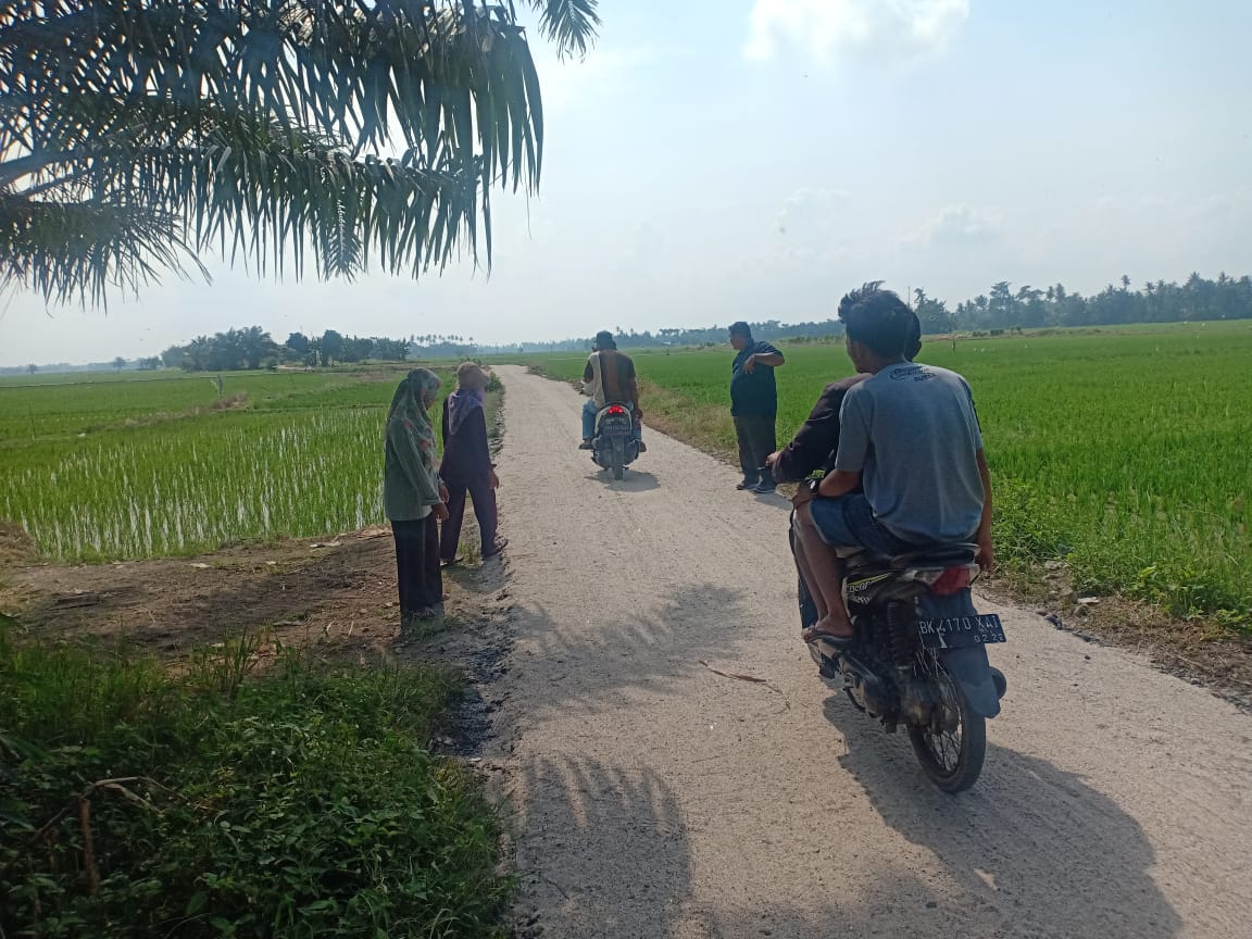 Masyarakat Desa Pematang Guntung Bersyukur . Pembangunan Jalan Lapen Lancarkan Perekonomian