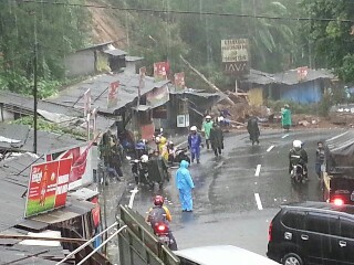 Hujan Berkepanjangan, Akses Jalan Cisarua Bogor  Ditutup Akibat Tanah Longsor