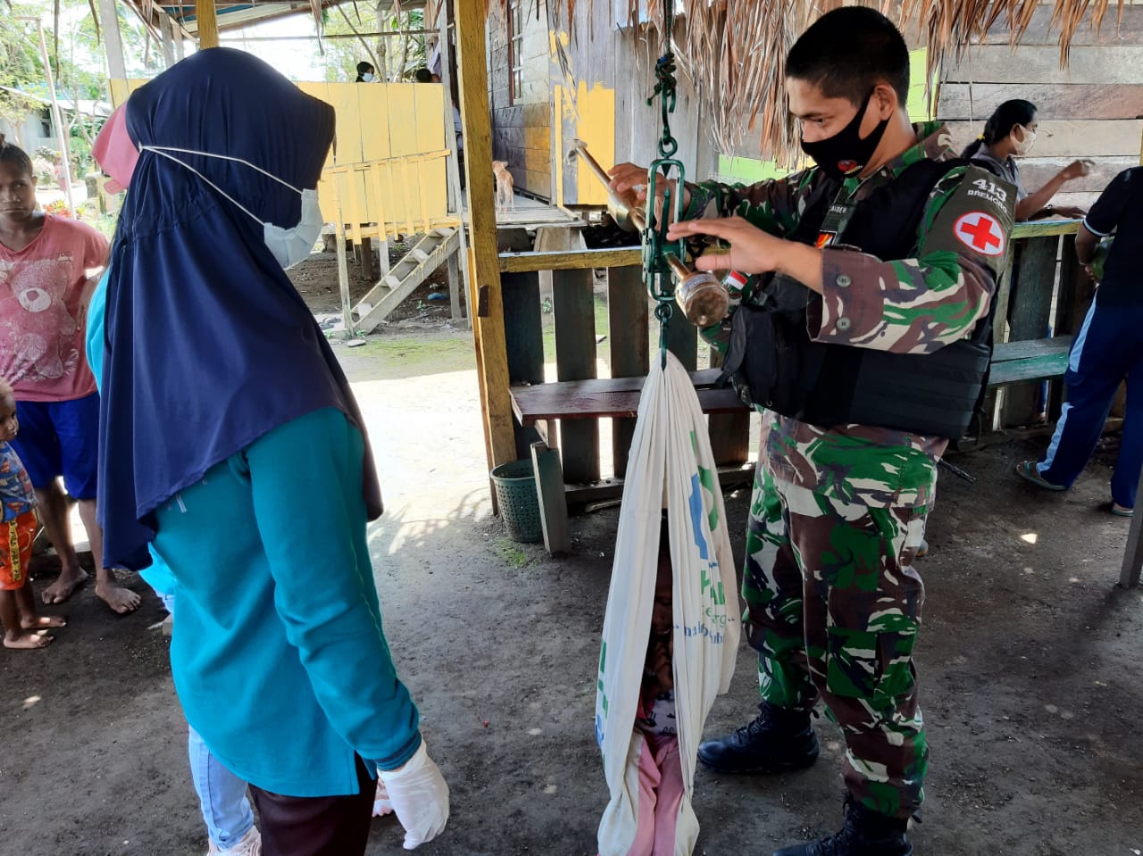 Prajurit Satgas Yonif MR 413 Bantu Posyandu di Kampung Kibay