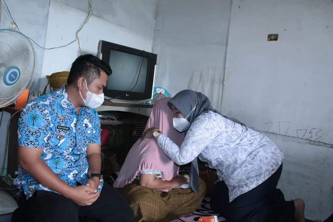 Ketua YKI Labusel jenguk Ibu Raya yang menderita penyakit Kanker