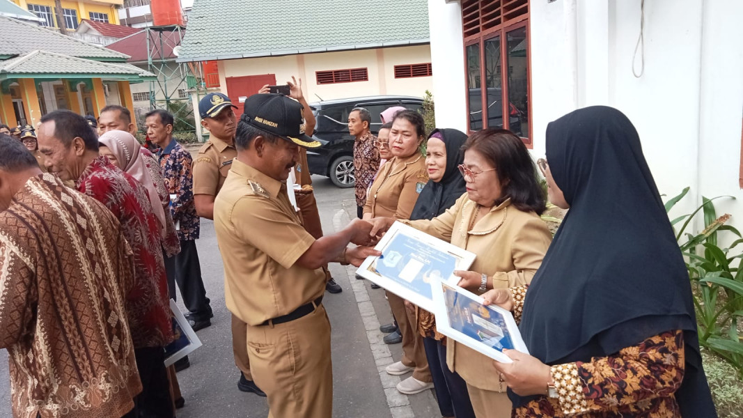 Walikota Binjai Berikan Cinderamata kepada Guru Memasuki Masa Purna Bhakti