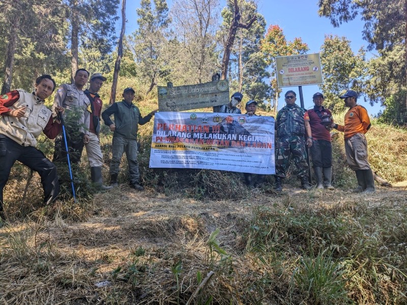 Jaga Merapi dari Ancaman Karhutla, Babinsa dan Tim Gabungan Sisir Jalur New Selo