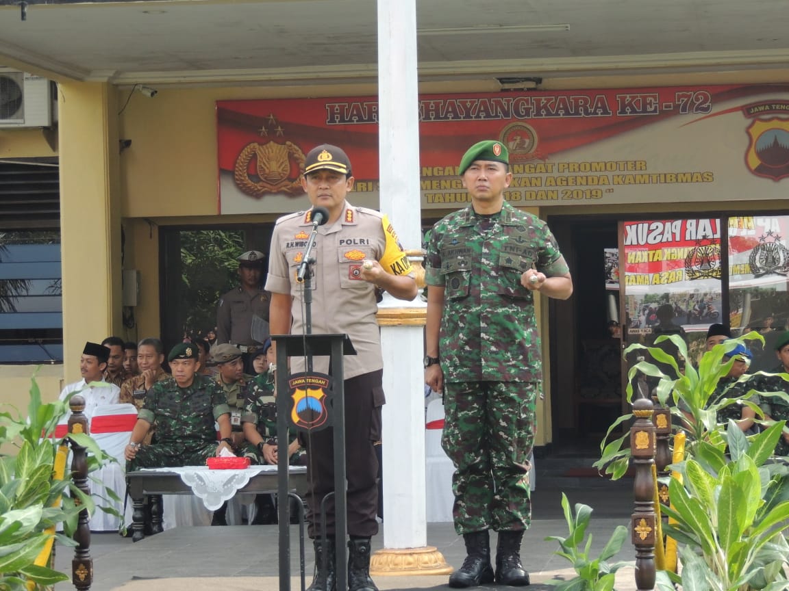 Kapolresta bersama Dandim 0735/Surakarta Pimpin Apel Gelar Pasukan Operasi Ketupat Candi 2019