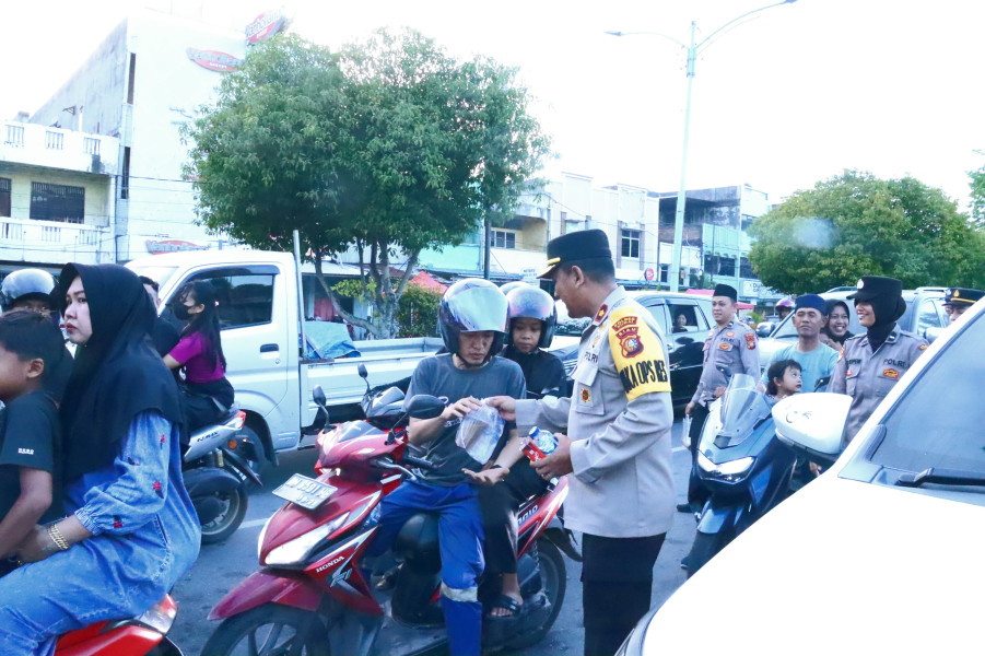 Polres Dumai Depan Mako Pembagian Takjil