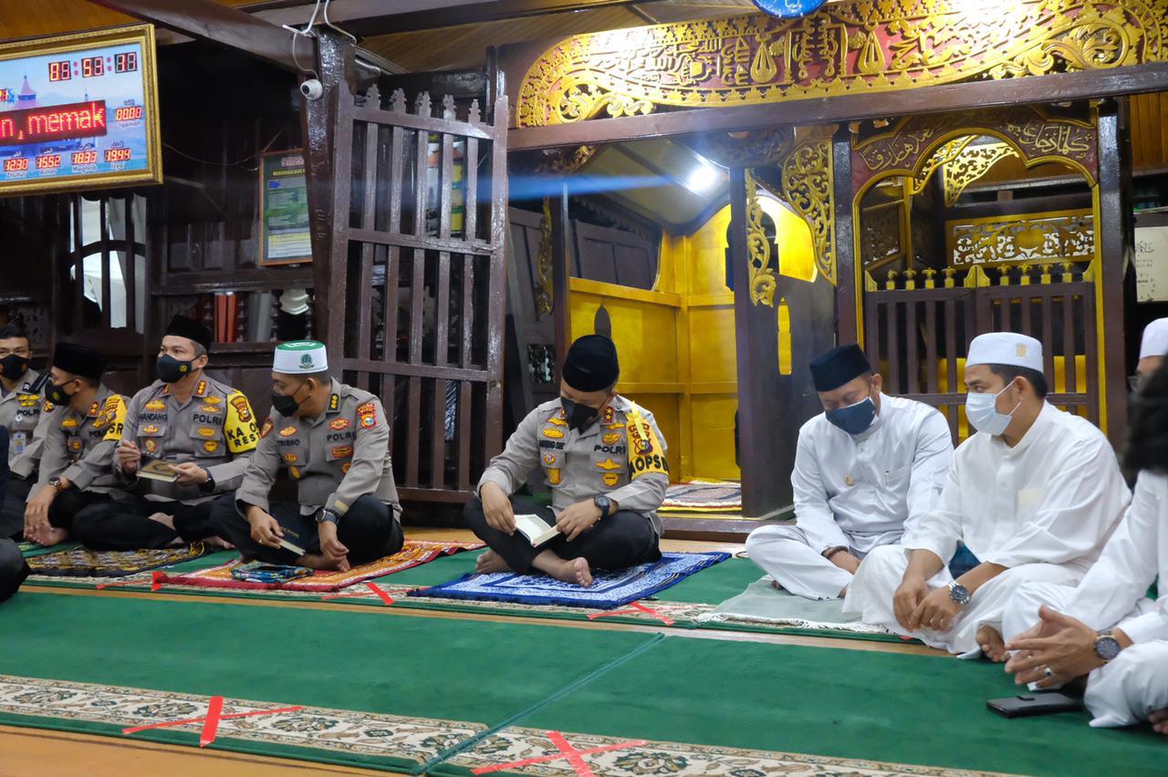 Kapolda Riau Ikuti Khotmil Quran dan Silaturahmi di Masjid Jami Air Tiris Kampar