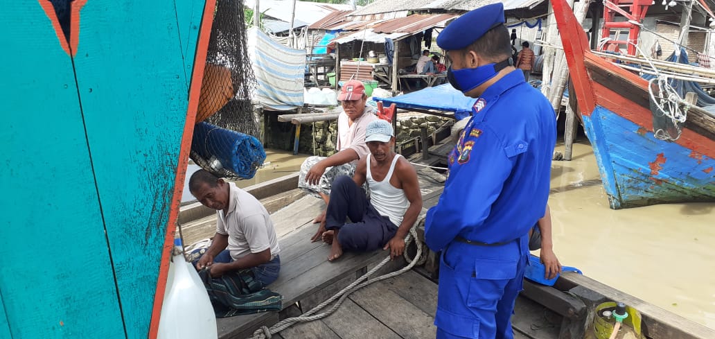 Sosialisasi Tentang Covid-19, Sat Pol Airud Ajak Nelayan Bagan Kuala Patuhi Protokol Kesehatan