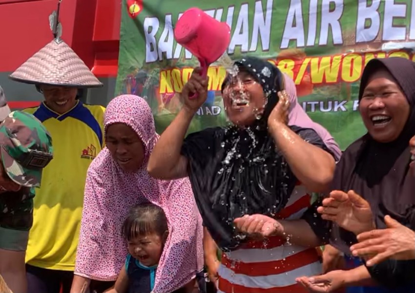 Warga  Desa Jimbar Full Senyum Terima Bantuan Air Bersih dari Kodim Wonogiri