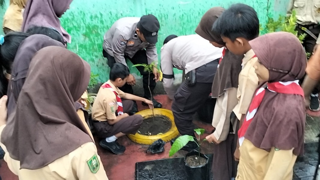 Polsek Dumai Kota Menggelar Penanaman Pohon  Gerakan Gen Z Cinta Lingkungan