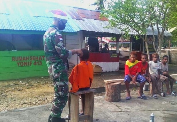 Menyambut Hari Natal, Anak Perbatasan RI-PNG Antri di Pos Satgas Yonif MR 413 Kostrad Untuk Dicukur