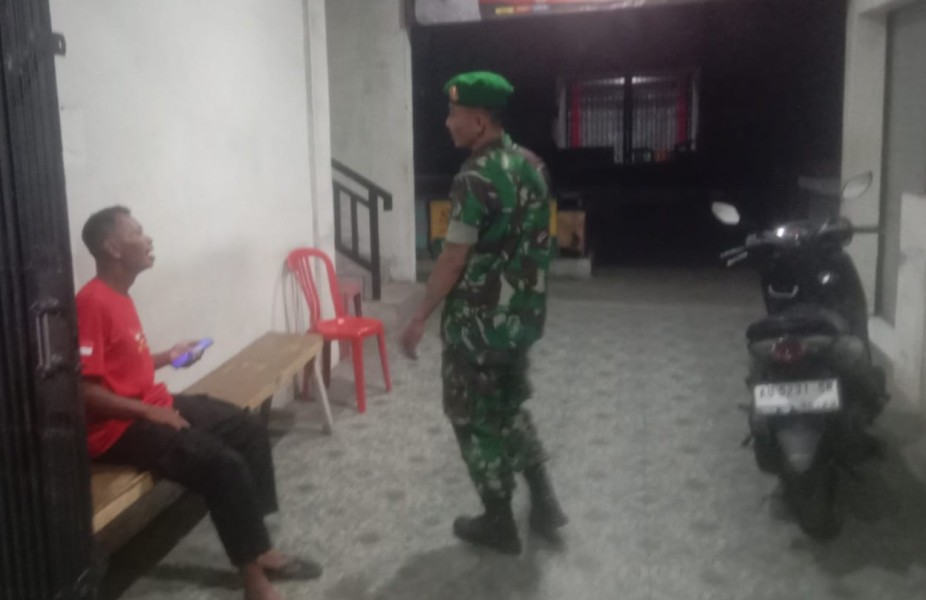 Jaga Kondusifitas Wilayah, Sertu Wahyu Sandi Koramil Selogiri Laksanakan Patroli Malam