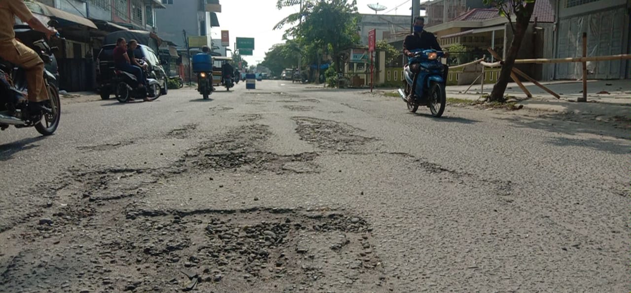 Jalan KF Tandean Tebing Tinggi Rusak Parah, Walikota Diminta tidak Tutup Mata