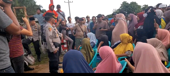 Personel Polres Mandailing Natal dan Personel TNI dialog dengan Masyarakat Singkuang I KUD HSB