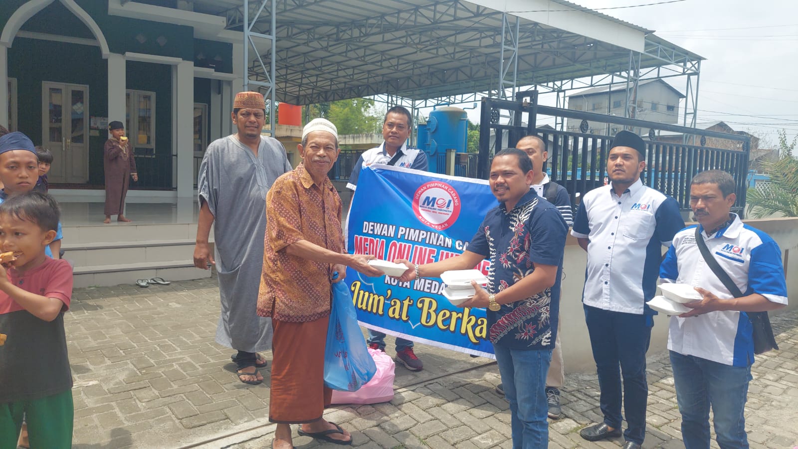 MOI DPC Kota Medan Gelar Jumat Berkah Dengan Jamaah Masjid Mardhotillah