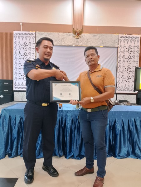 Ketua PJID, Zakaria Menerima Sertifikat Penghargaan Dari Bea Cukai Dumai