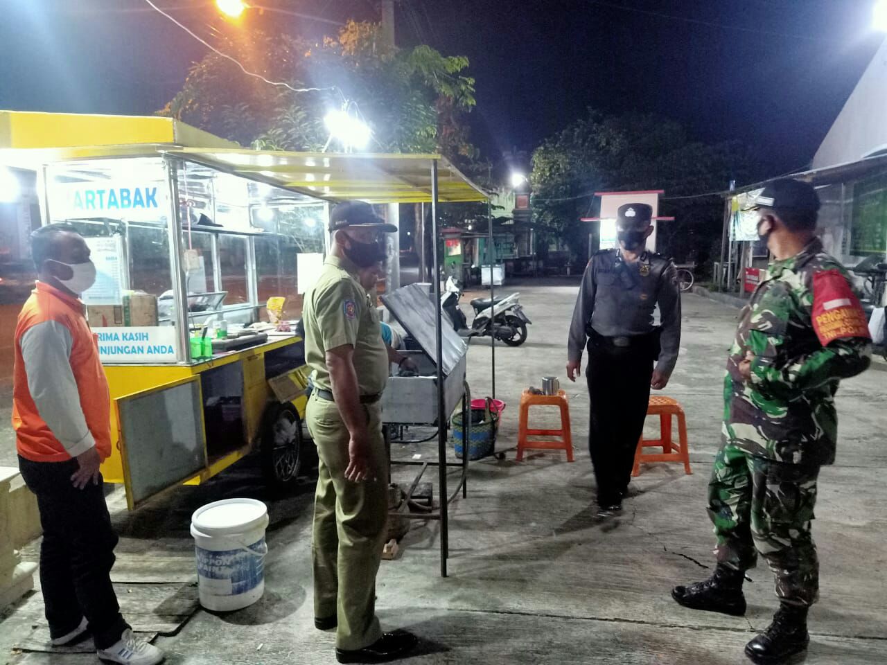 Aparat Gabungan Himbau Warga Nguter tetap Waspada masa Pandemi Covid 19