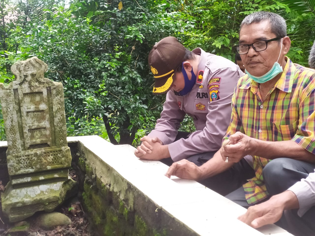 Kapolsek Helvetia bersama Juru Kunci Ziarah Ke Makam Atok Uteh (Datuk Putih) Penyebar Agama Islam