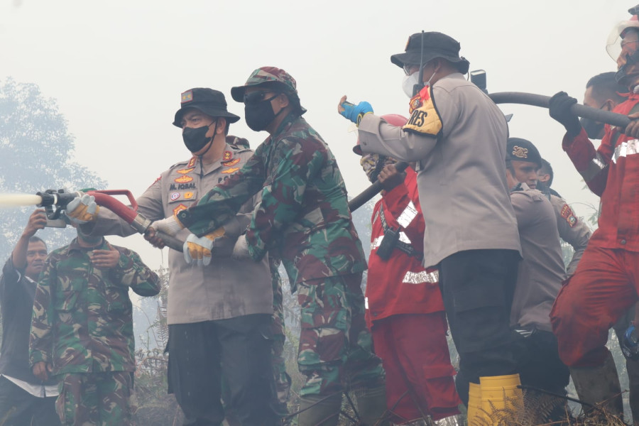 KAPOLDA RIAU IRJEN  M IQBAL TURUN LANGSUNG PADAMKAN API, PASTIKAN KARHUTLA DI PERBATASAN KOTA DUMAI 
