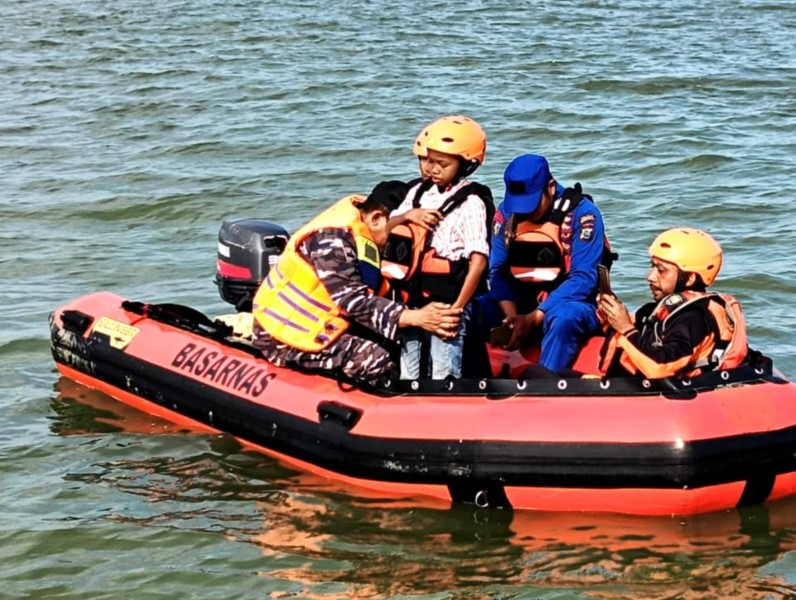 Basarnas, TNI AL, dan Polairud Tabur Bunga di Hari ke-7 Pencarian Nelayan Hilang di Sergai