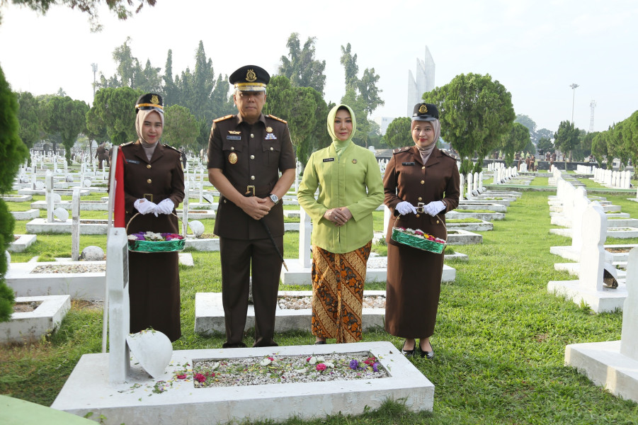 Kajati Sumut Tabur Bunga pada Makam 2 Mantan Gubernur Ziarah ke TMP