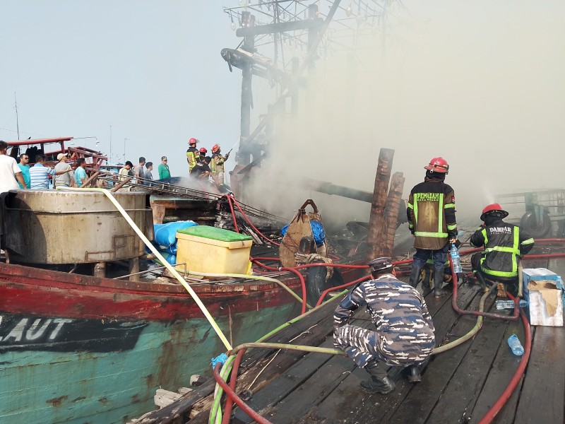 KM Cendrawasih Laut Terbakar di Pelabuhan Gabion Belawan, Posal Medan Labuhan Sigap Lakukan Pengamanan