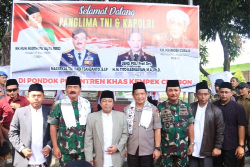 Kapolri bersama Panglima TNI Hadiri Silaturahmi Kebangsaan di Ponpes Khas Kempek Cirebon