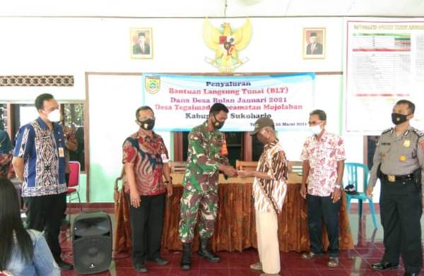 Babinsa Bantu Pengamanan Penyaluran BLT Di Desa Tegalmade Mojolaban