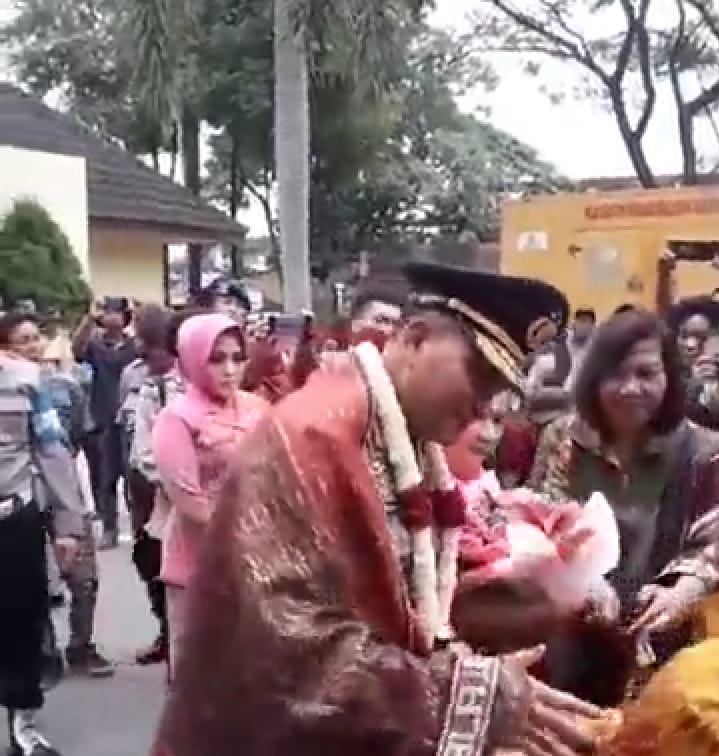 Irjen.Pol Martuani Sormin Beserta Istri  Disambut  Dengan Pemberian Ulos Batak dan Karo.