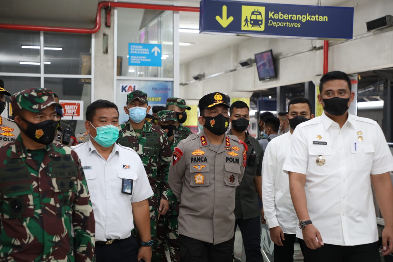 Kapoldasu, Pangdam I/BB dan Wali Kota Medan Tinjau Penerapan Prokes di Stasiun Kereta Api
