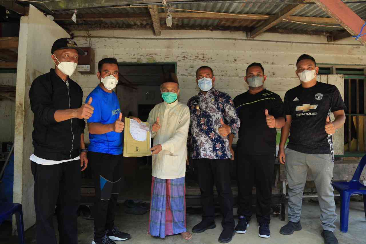 Wabup Labura menyerahkan berkas Kependudukan  langsung ke Masyarakat.