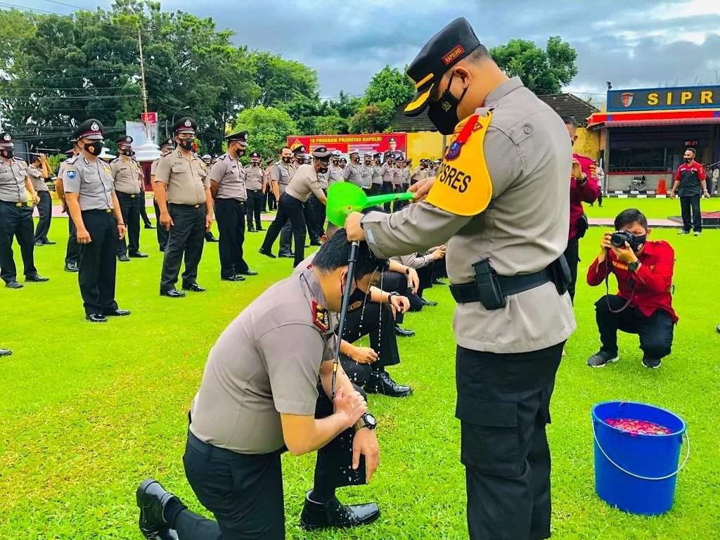105 Personel Polres Labuhanbatu menerima kenaikan pangkat