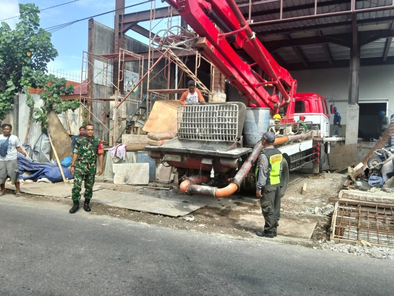 Pacu Kelancaran & Keselamatan Lalu Lintas, Babinsa Serengan dan Linmas Bantu Pengecoran Rumah Warga