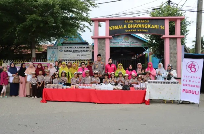 Kapolres dan Ibu Ketua Bhayangkari Madina bagi-bagi Takjil