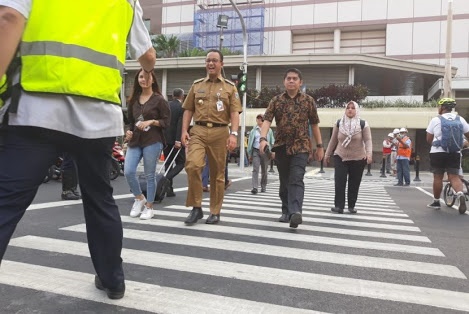 Ada Petugas Bantu, Pelican Crossing di Jl MH Thamrin Mudahkan Warga ?