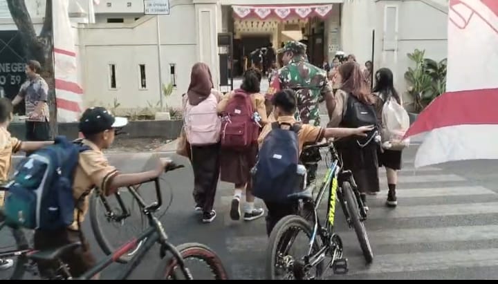 Babinsa Joyotakan Amankan Arus Lalu Lintas & Bantu  Penyebrangan Siswa SDN 59 Joyotakan
