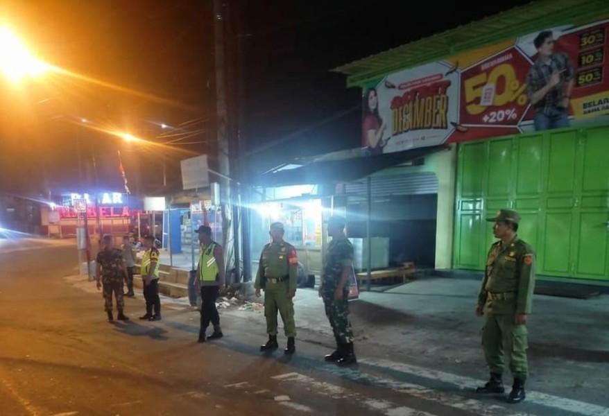 Babinsa Koramil 09/Giritontro Bersama Bhabinkamtibmas dan Linmas Gelar Patroli Malam