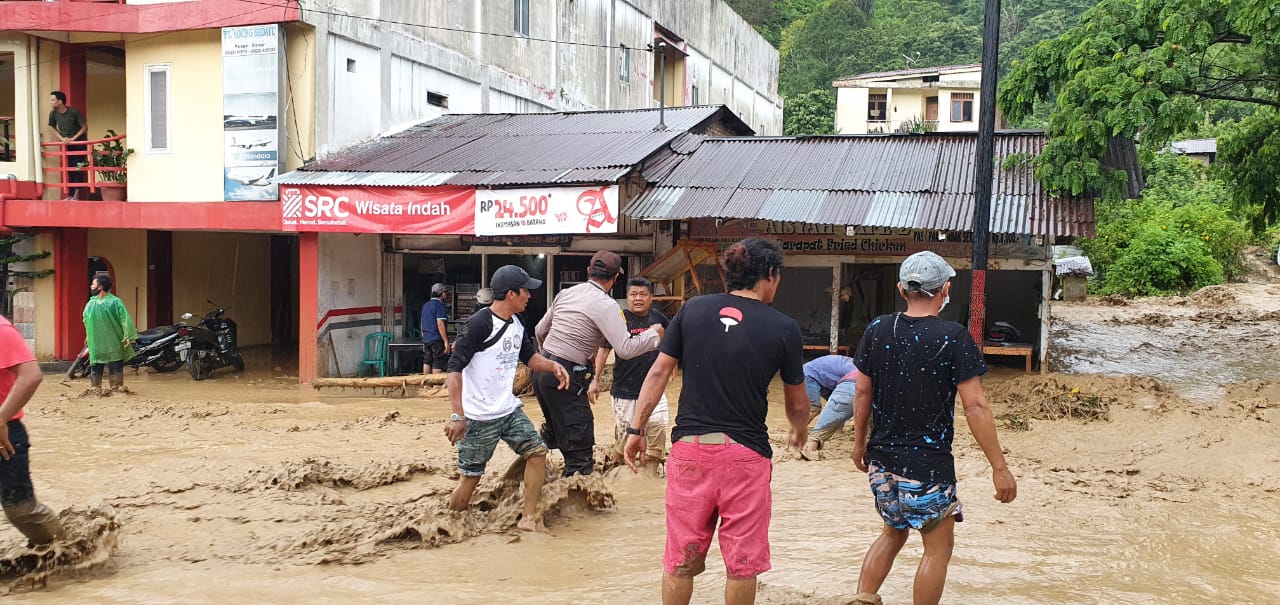 Polisi Lakukan Pembersihan Sisa Banjir di Parapat